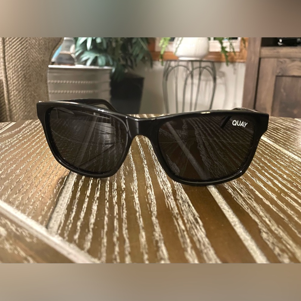 Quay Australia On Tour Men's Classic Black Sunglasses